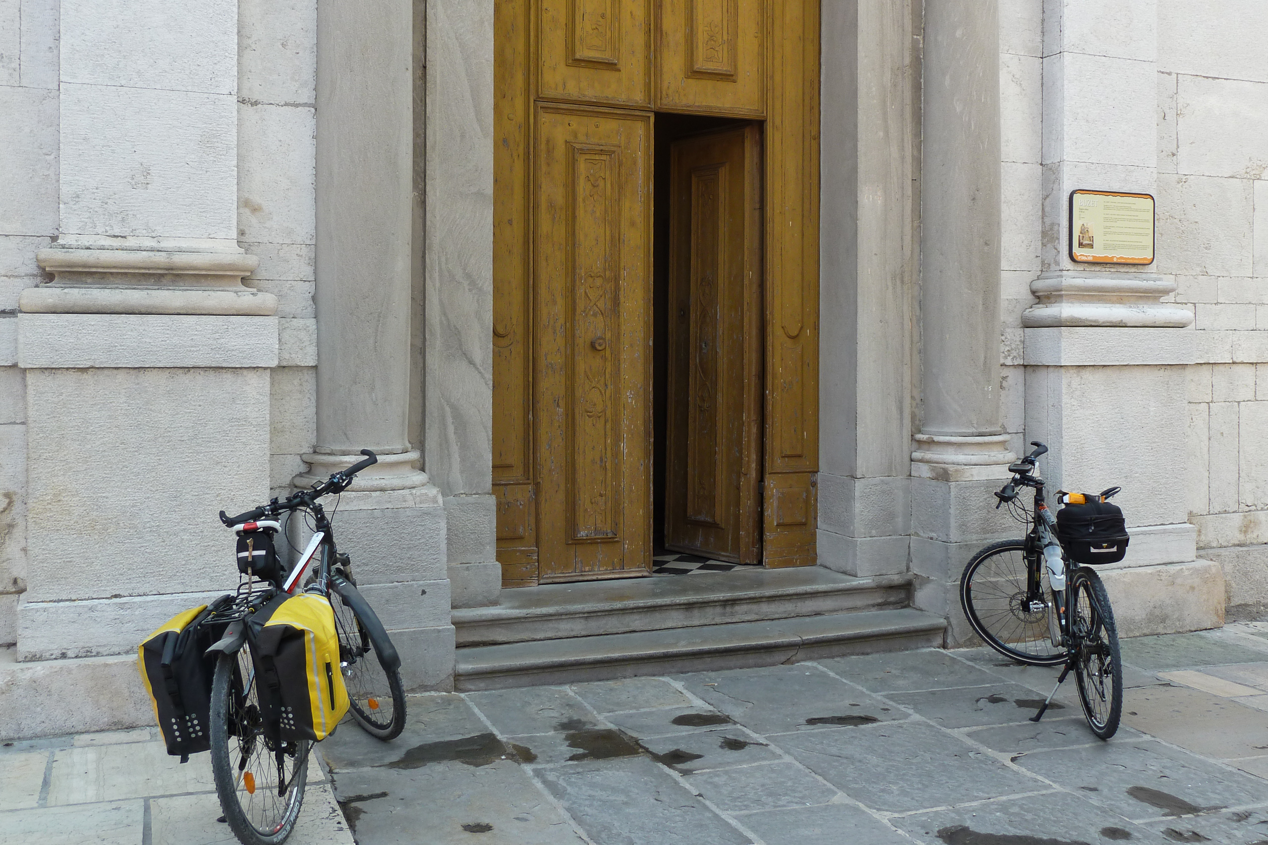 Pause in Pazin – Fahrräder vor der Domkirche